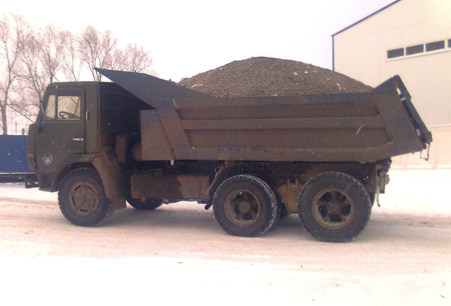 Перевозка самосвалом КамАЗ сыпучих материалов и снега, 5-13 тонн