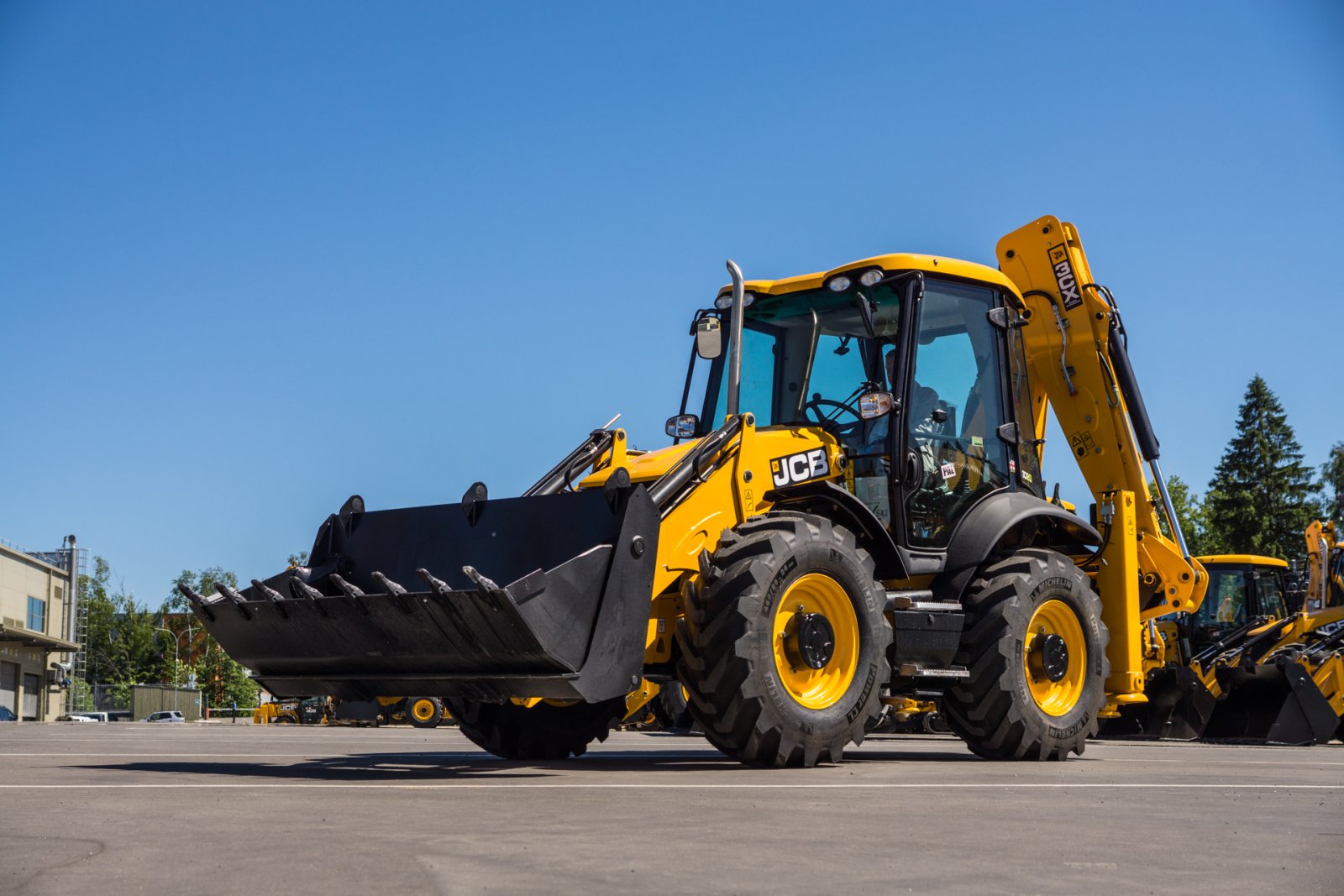 Трактор JCB. Экскаватор-погрузчик. Самосвал