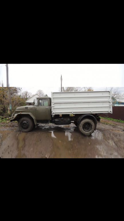 Вывоз мусора в городе. Самосвал