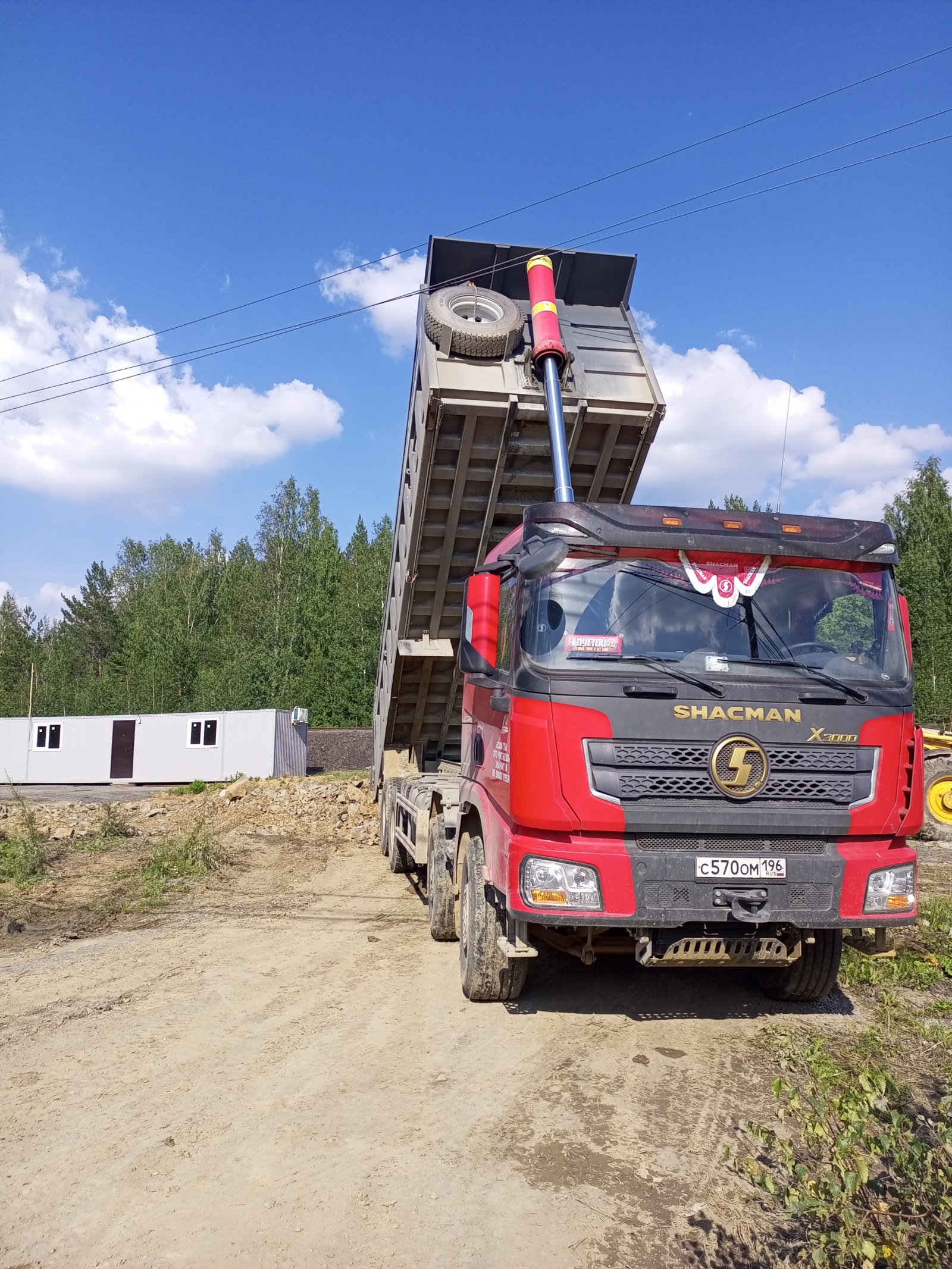 Доставка сыпучих грузов собственным самосвалом