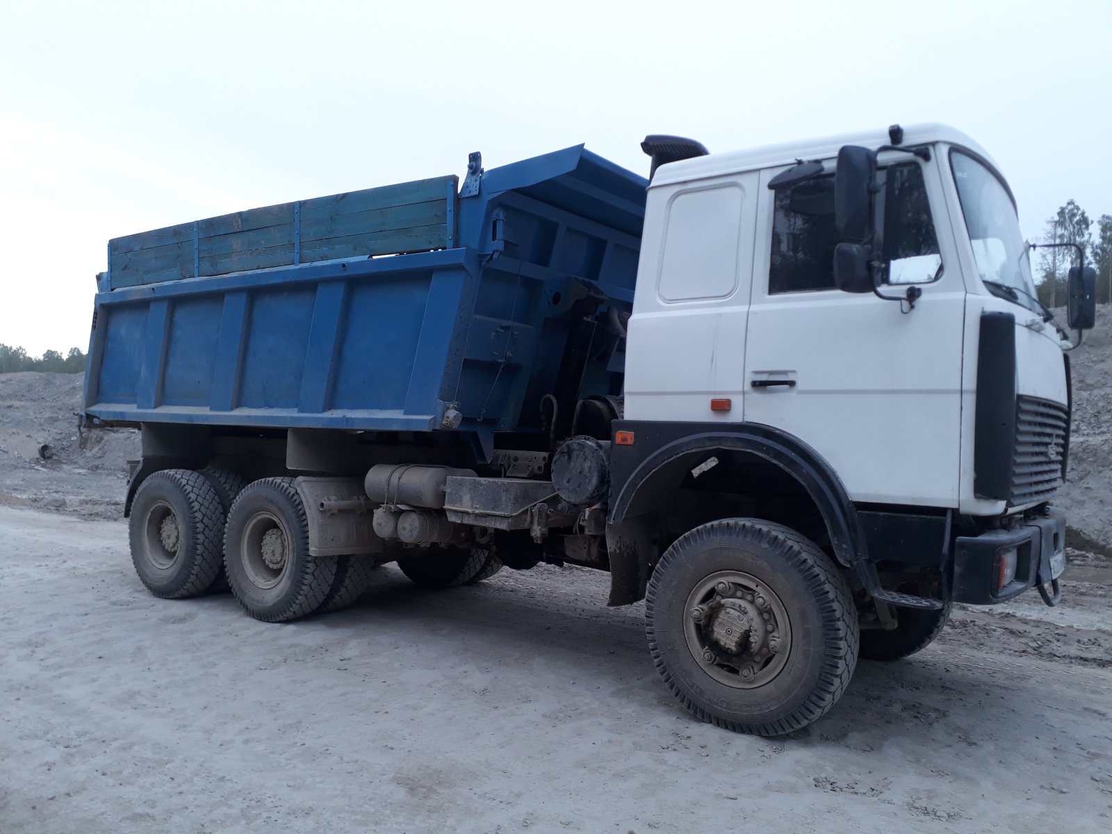 Самосвал 6×6. Щебень. Песок