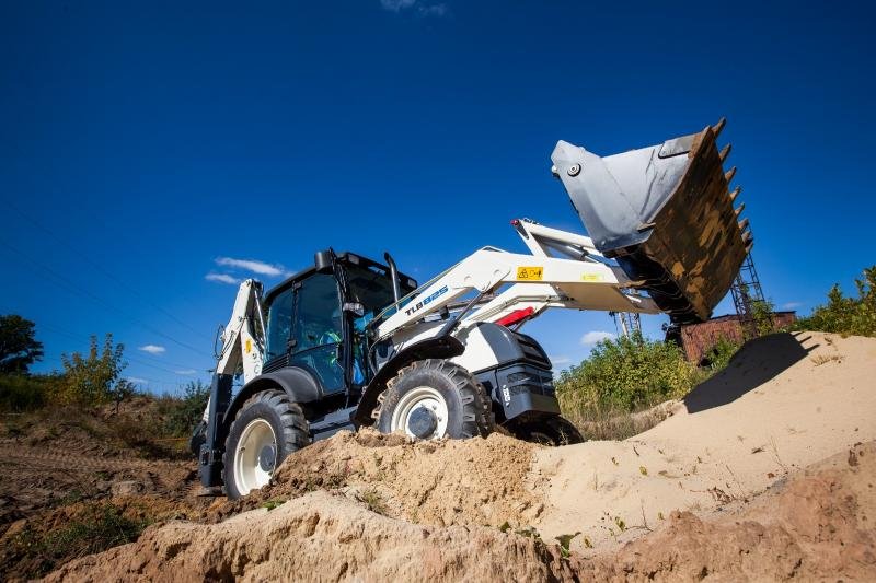 Услуги трактора TLB 825-RM
