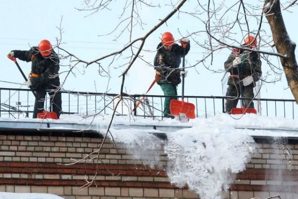 Производим очистку кровли с уборкой и вывозом снег