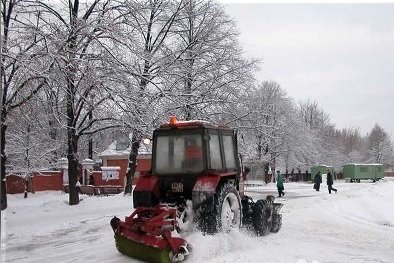 Уборка и вывоз снега. Трактор с щеткой