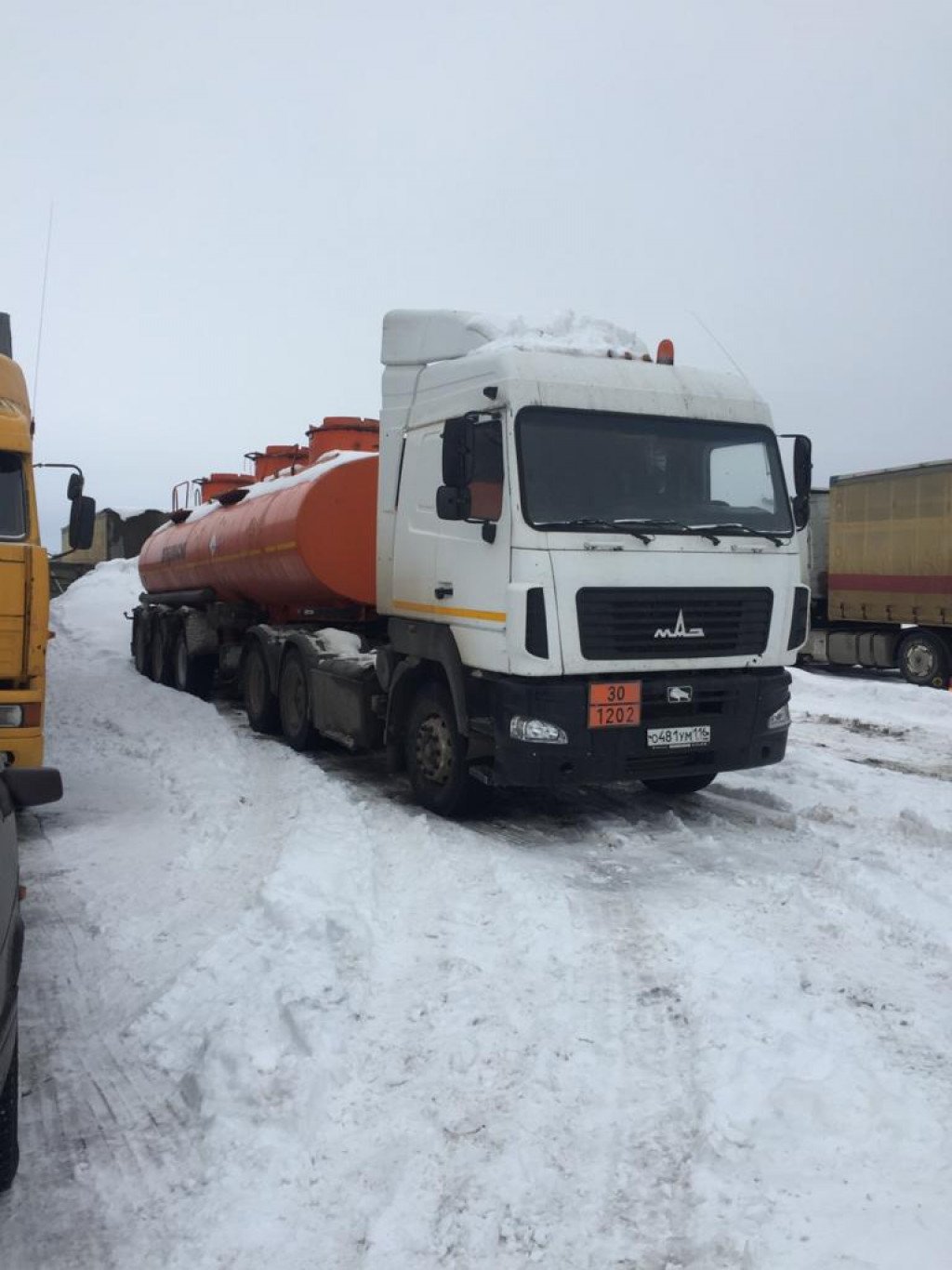 Перевозка топлива бензовозом, бензовоз