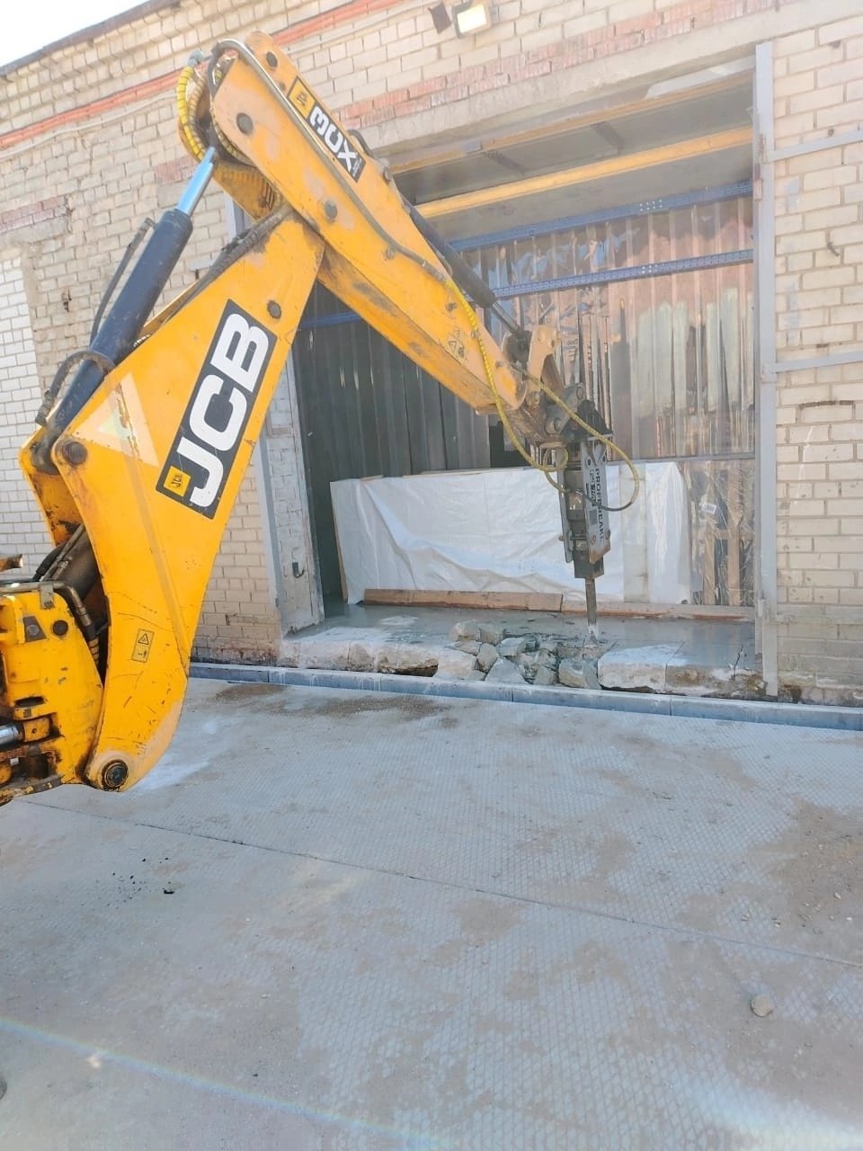 Трактор, экскаватор - погрузчик, гидромолот. JCB
