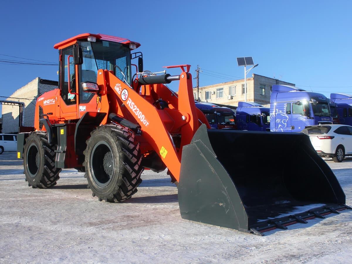 Фронтальный погрузчик Redstar 2300GT