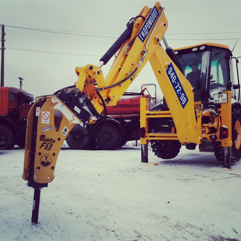Аренда экскаватора погрузчика с гидромолотом JCB 3CX