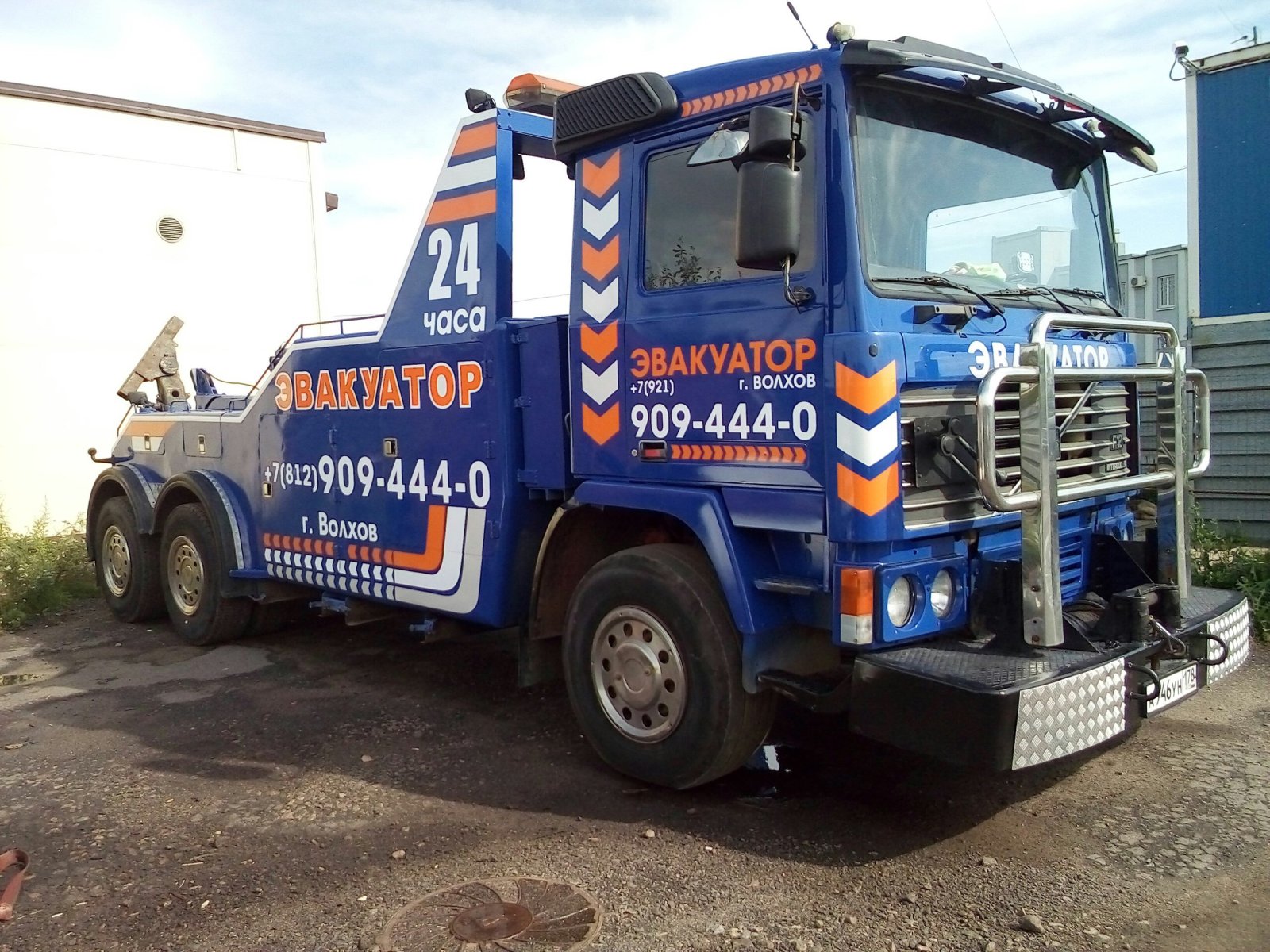 Грузовой эвакуатор в Волховском районе