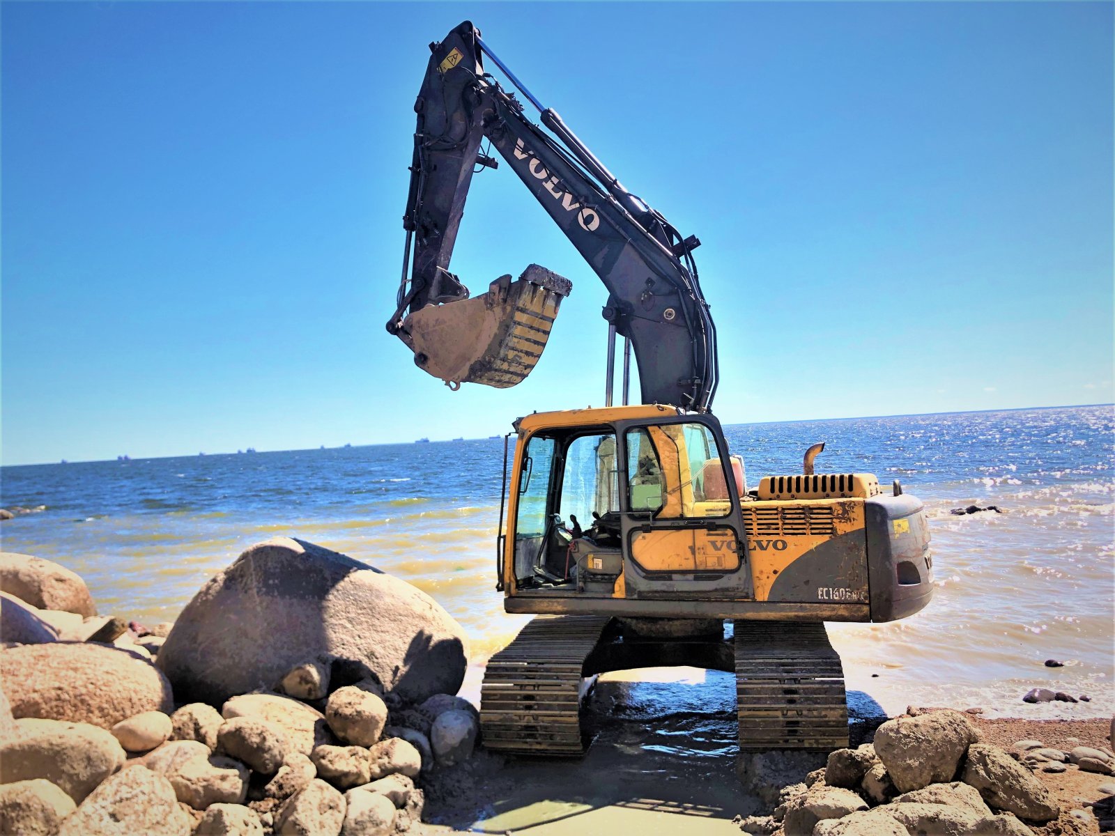 Аренда гусеничного экскаватора volvo EC160, болотоход