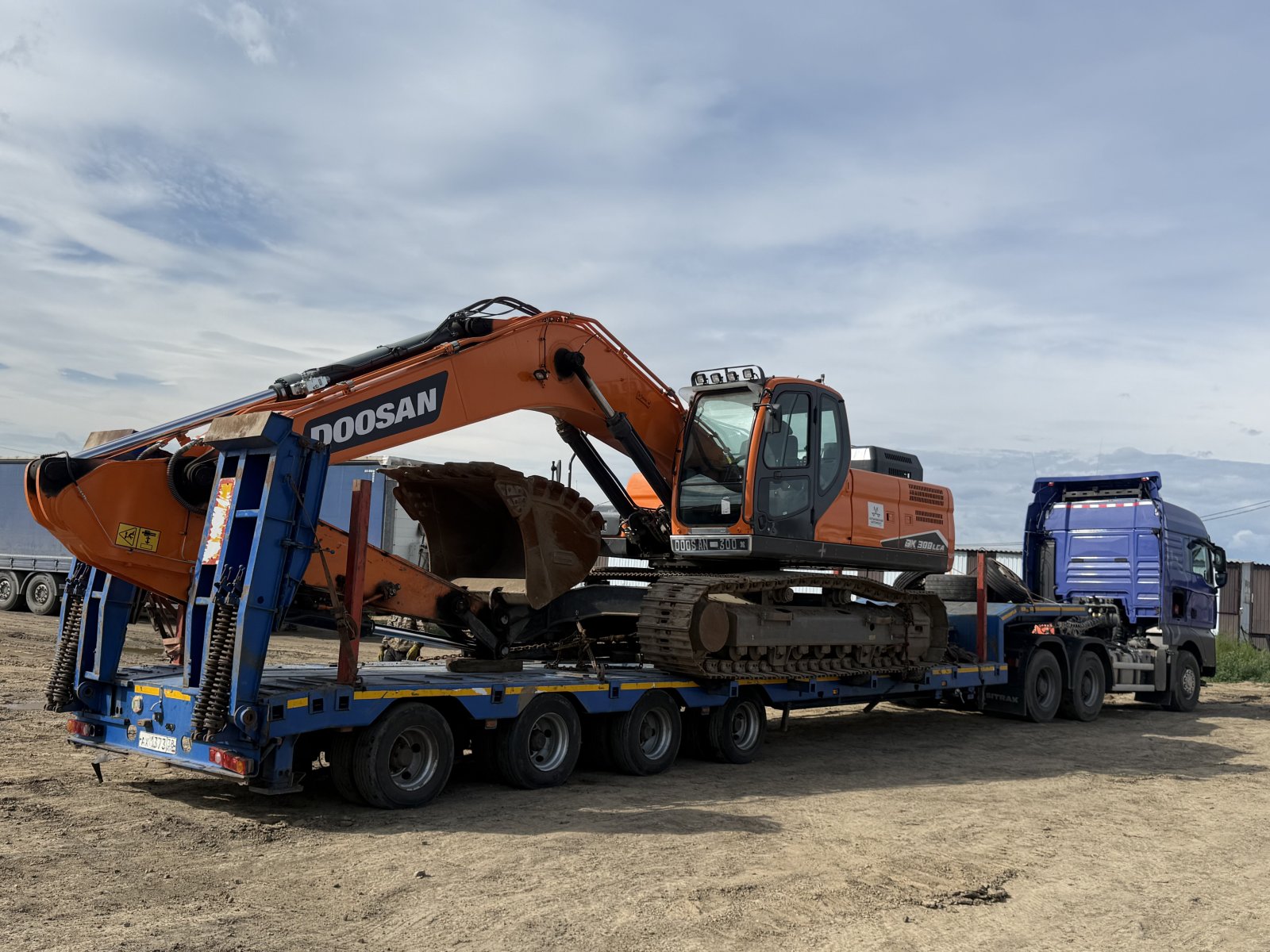 Услуги экскаватора DX 300 с гидромолотом карьерного