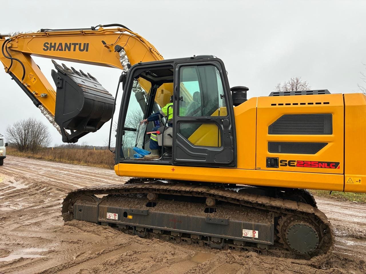 Услуги экскаватора Shantui SE225NLC