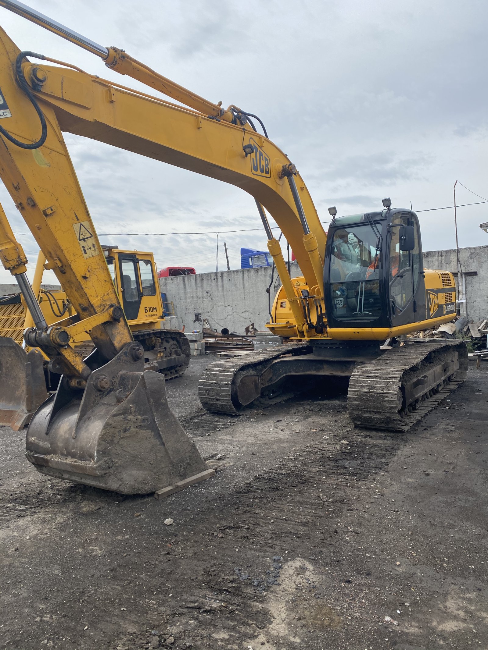 Аренда гусеничного экскаватора JCB