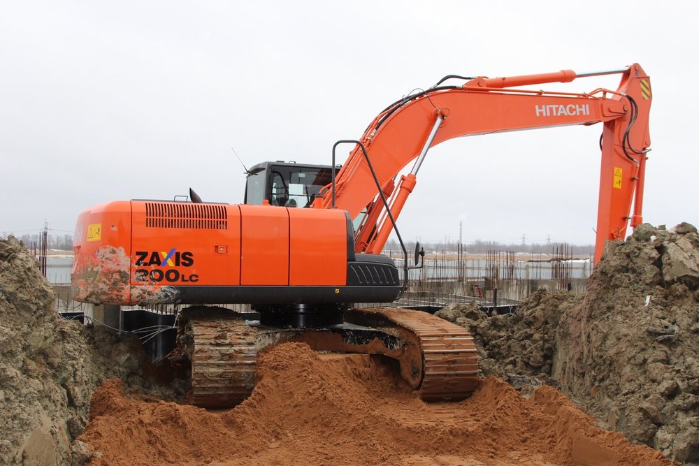 Аренда экскаватора гусеничного Hitachi с ямобуром