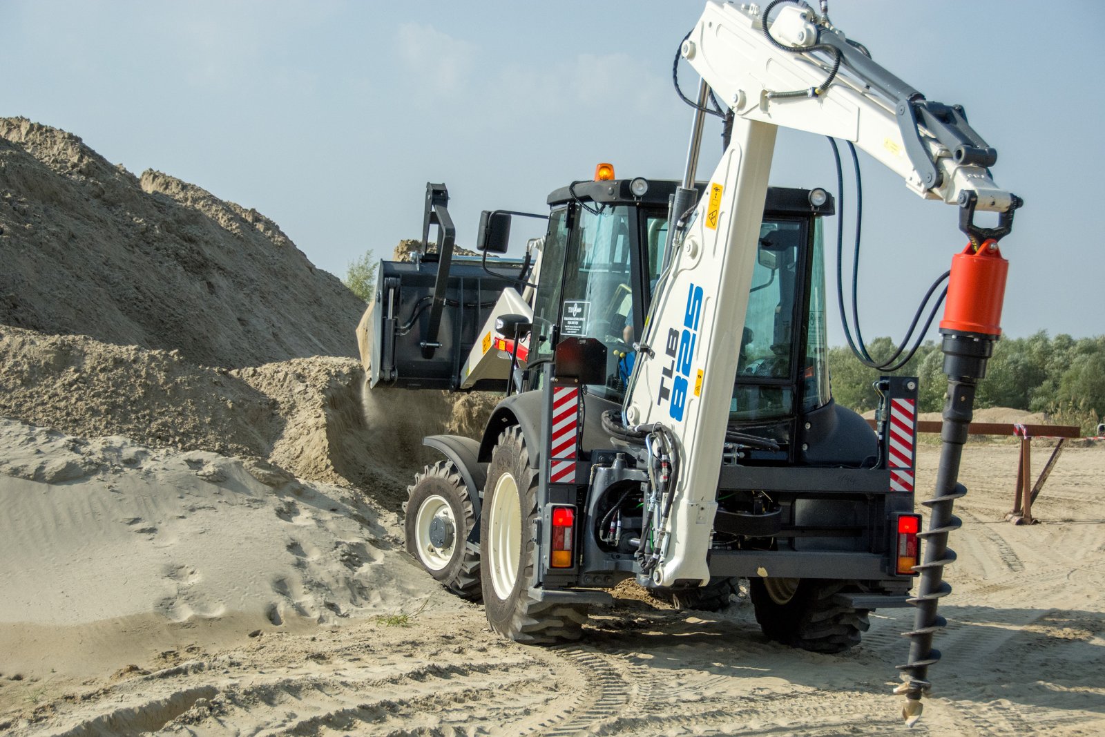 Экскаватор-погрузчик Terex равноколесный. Ямобур