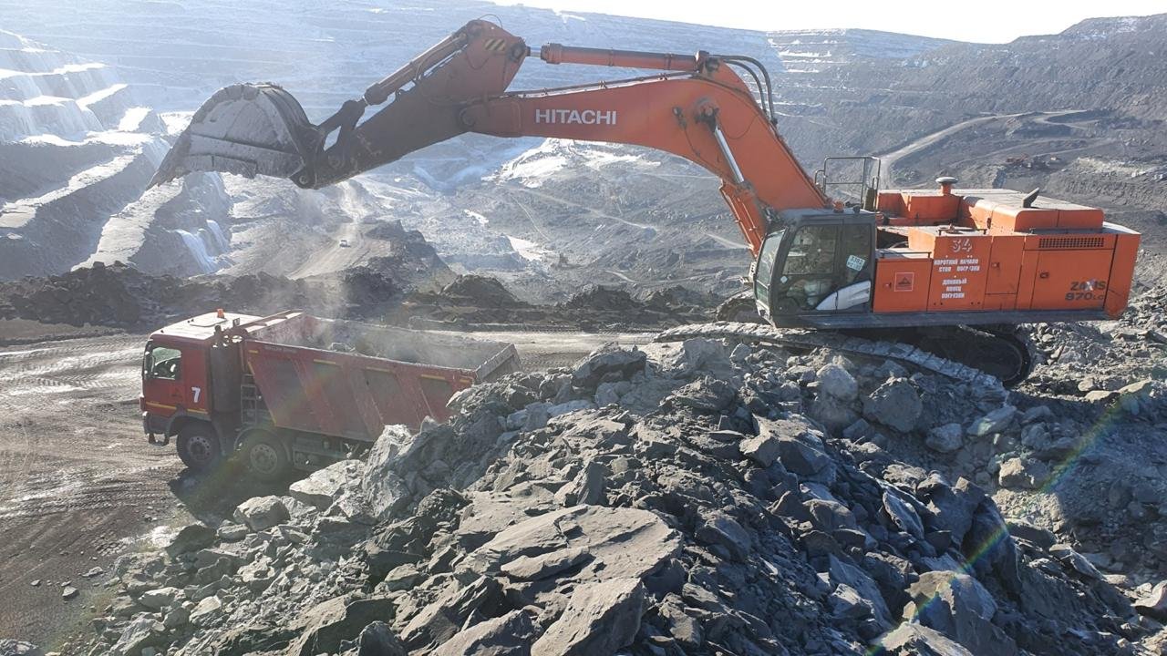 Экскаватор карьерный с ковшом скальным 4, 5 куб
