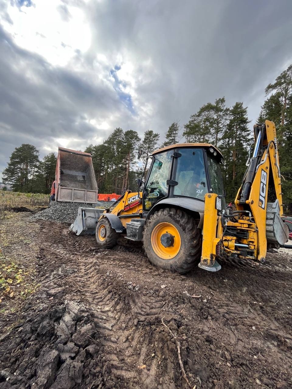 Услуги JCB экскаватора- погрузчика с ямобуром