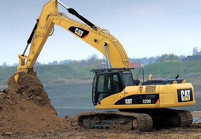 У луги габаритного гусеничного экскаватора