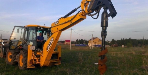 Экскаватор JCB 4CX с ямобуром для выгрузки и планировки