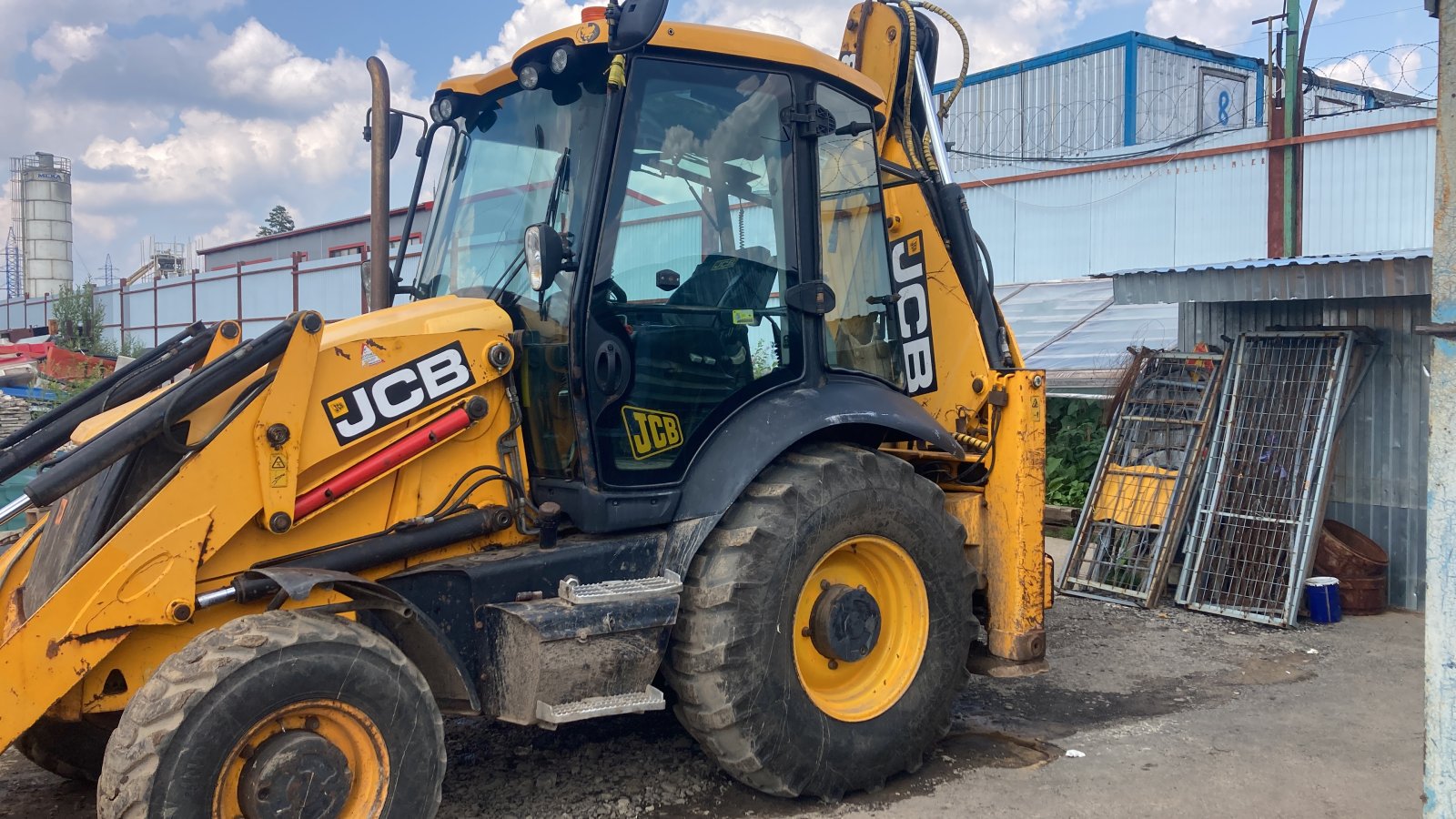Экскаватор погрузчик JCB