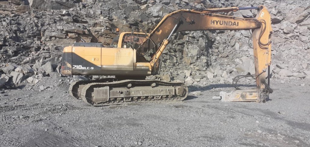 Продаю экскаватор HYUNDAI R210NLC-9 с гидромолотом