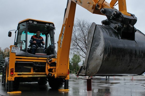 Услуги экскаватора-погрузчика JCB для строительных работ