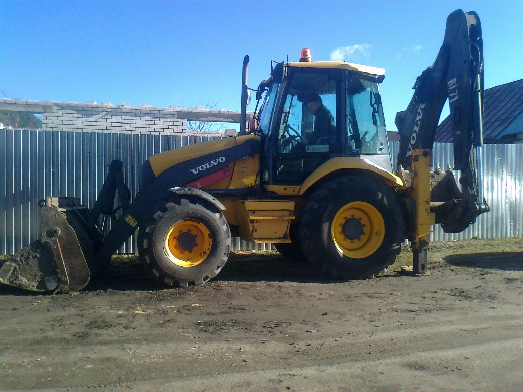Экскаватор-погрузчик Volvo bl71