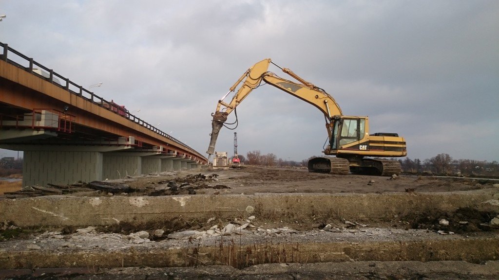 Гидромолот CAT 322 bl на гусеничном экскаваторе, нал и безнал