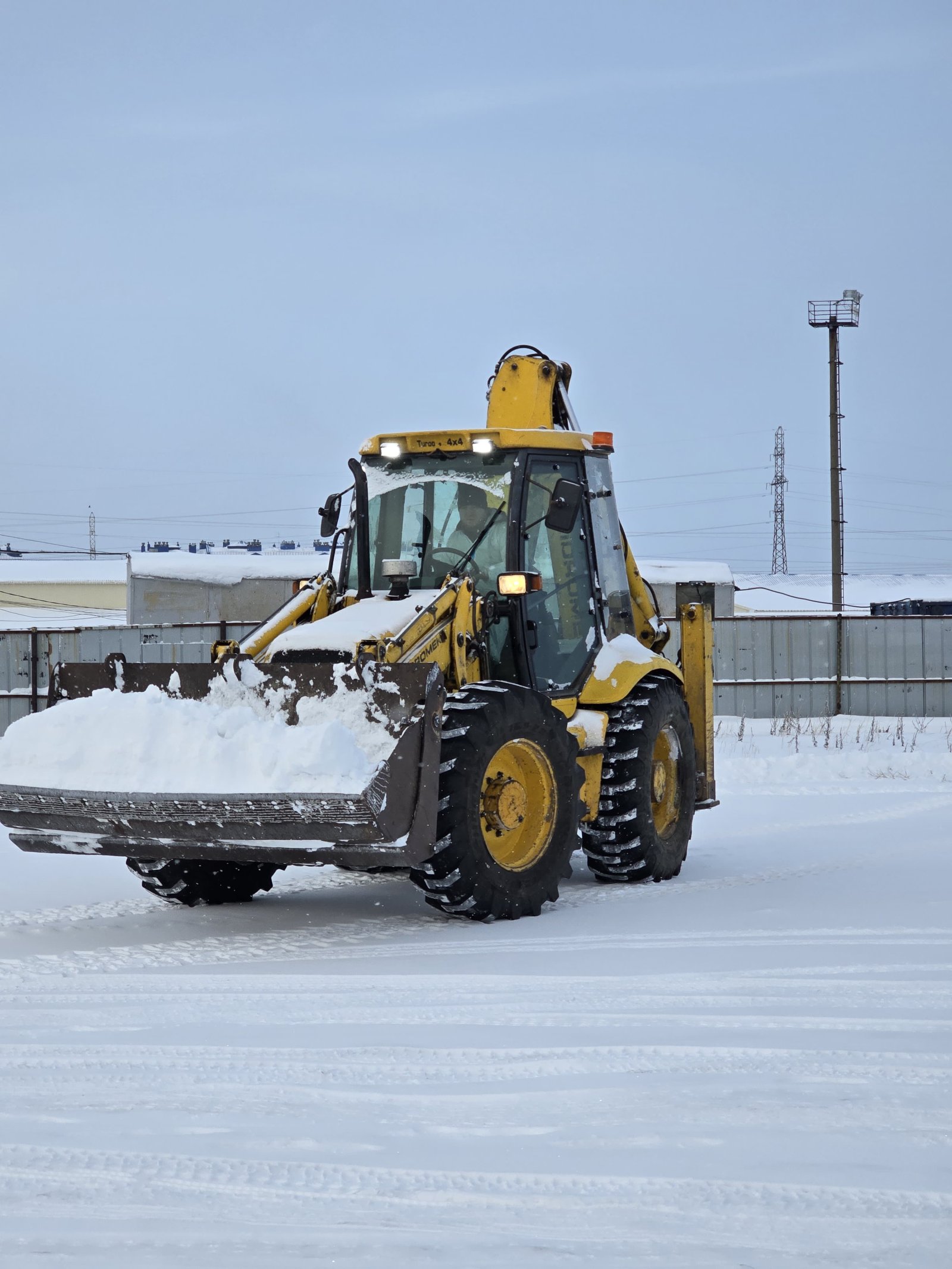 Экскаватором погрузчиком уборка снега, планировка