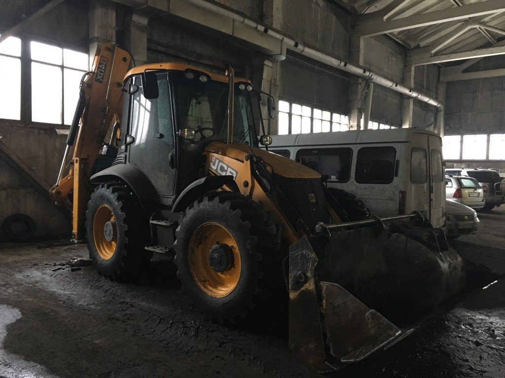 Услуги экскаватора-погрузчика JCB 4CX с гидромолотом