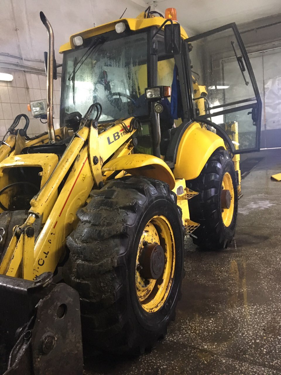 Аренда экскаватора-погрузчика New holland 115 на долгий срок