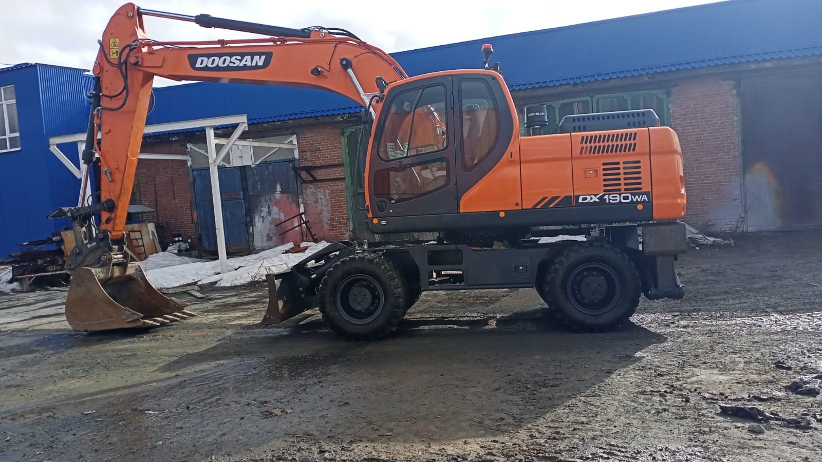 Аренда колесного полноповоротного экскаватора