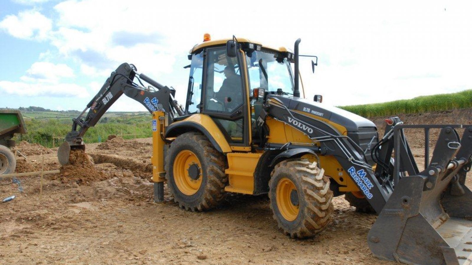 Сдадим в аренду экскаватор-погрузчик VOLVO BL71B