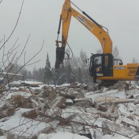 Гусеничный экскаватор JCB JS200 с гидромолотом
