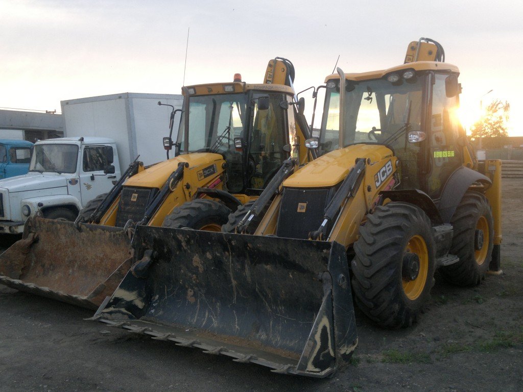 Услуги экскаватора-погрузчика JCB 3CX Super для прокладки труб