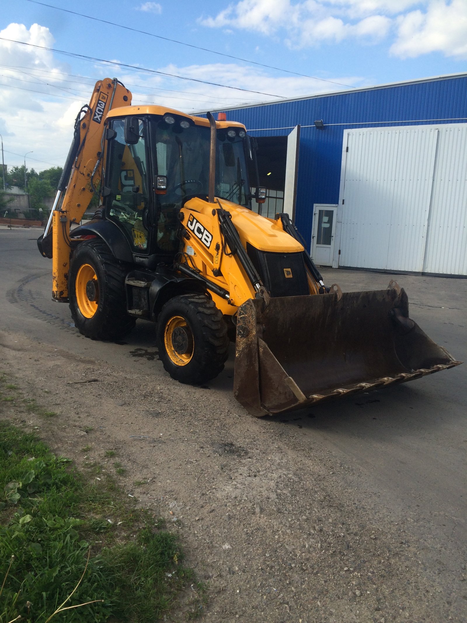 Аренда экскаватора-погрузчика JCB