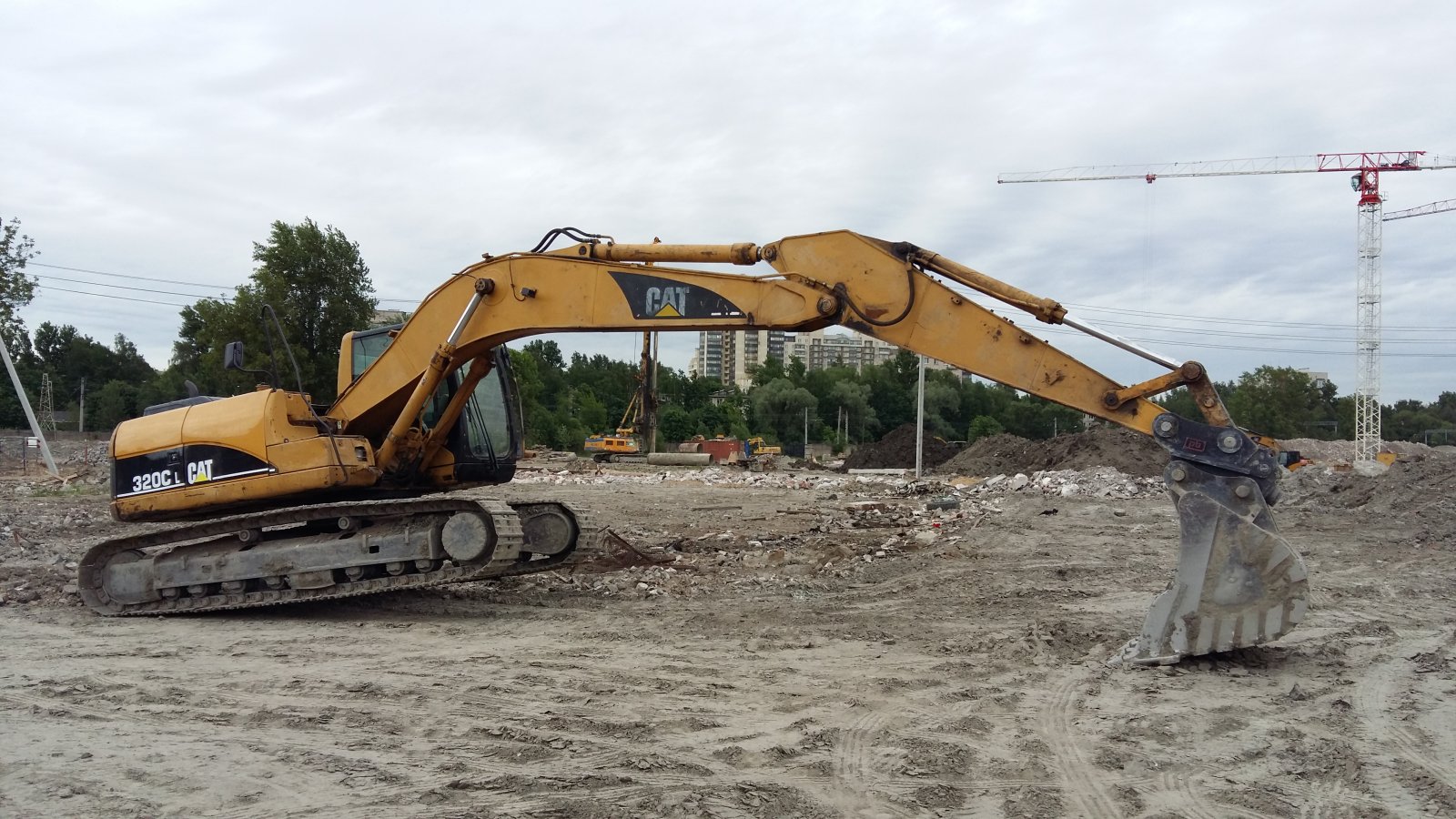 Экскаватор Caterpillar с поворотным ковшом