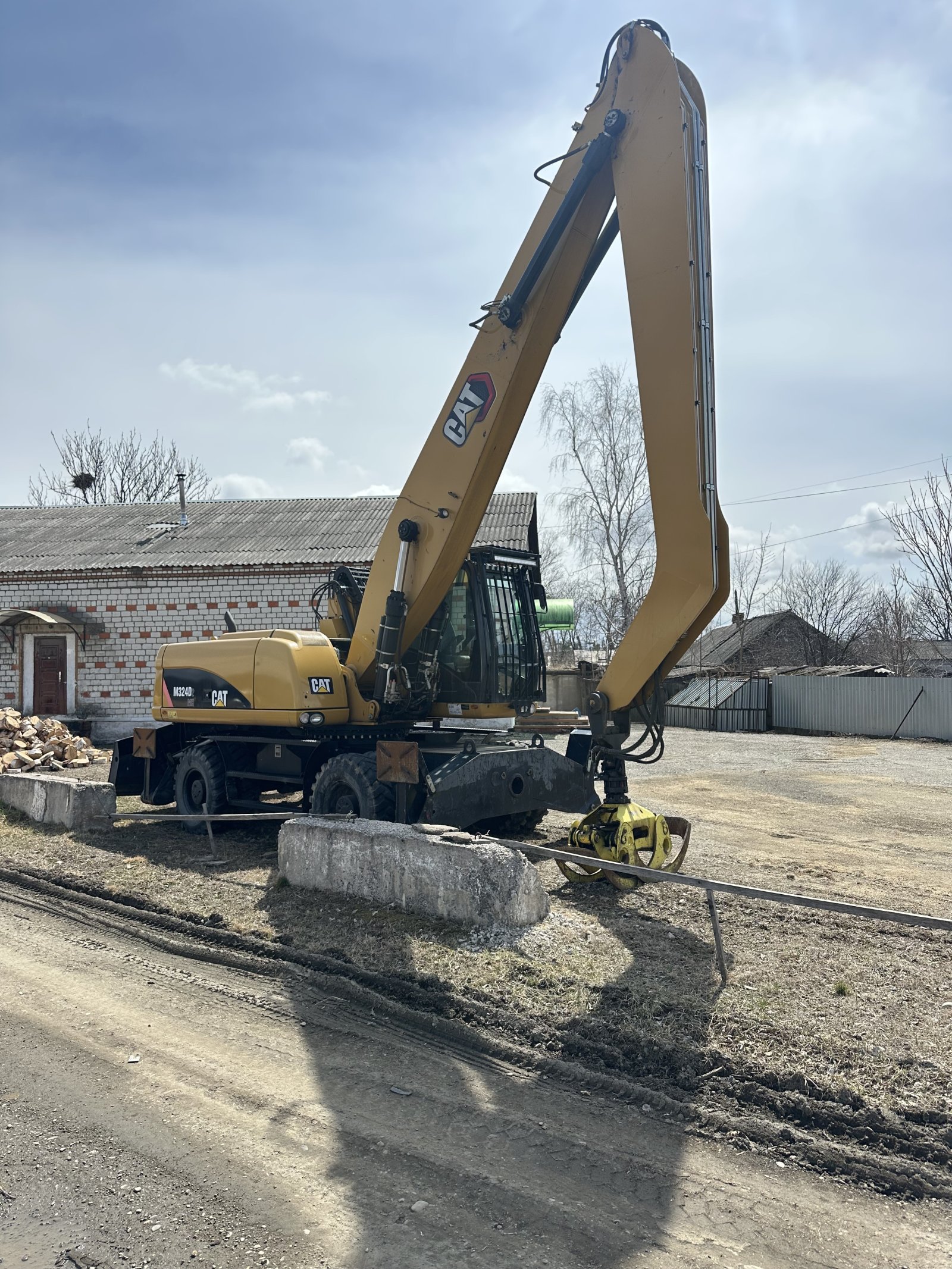 Аренда экскаватора-погрузчика KOBELCO на гусеничном ходу