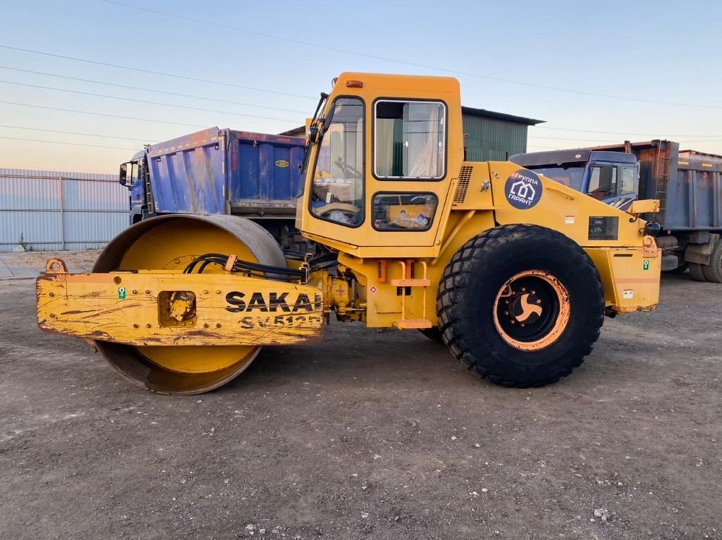 Аренда асфальтоукладчика / грунтового катка Sakai sv512d