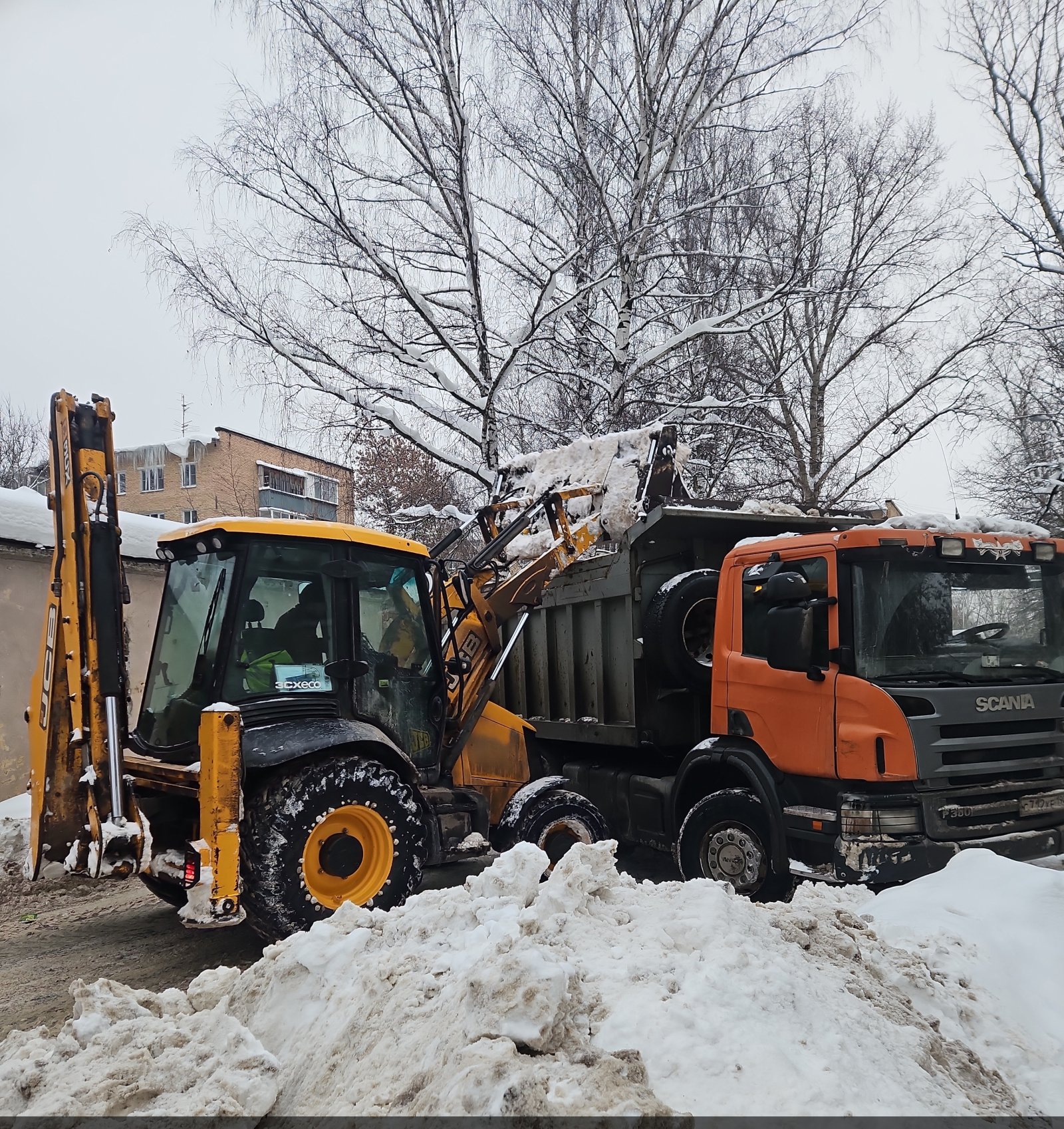 Экскаватор-погрузчик JCB с гидромолотом в аренду
