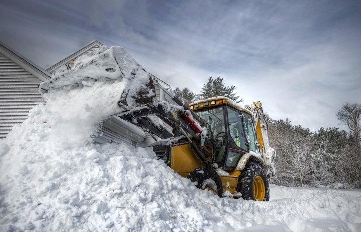 Свободный JCB экскаватор-погрузчик с гидромолотом