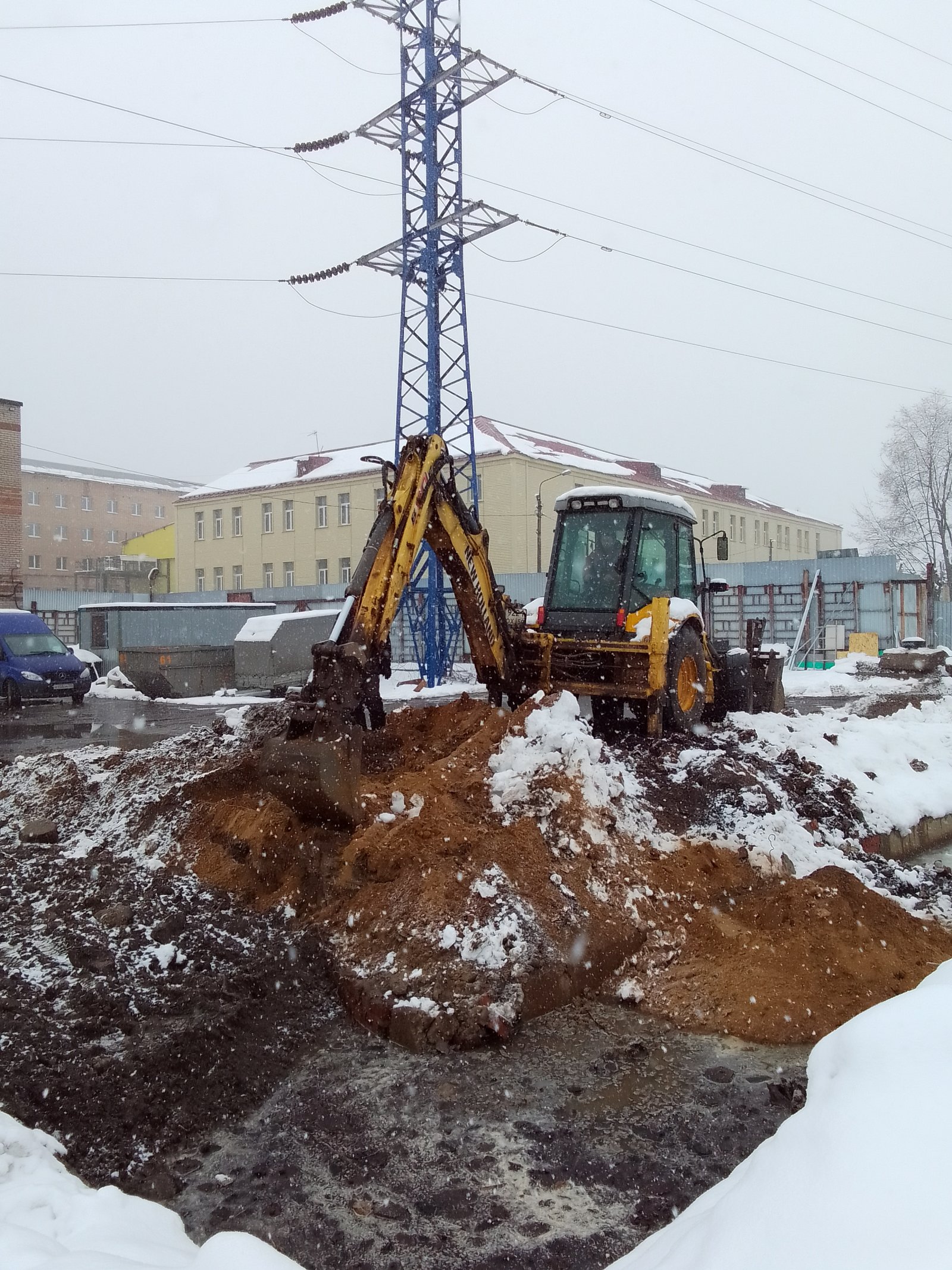 Аренда экскаватора- погрузчика с гидромолотом