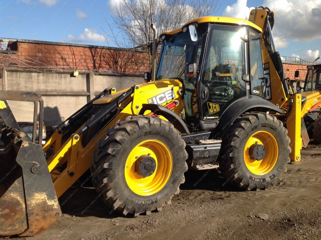 Прокат экскаваторов Volvo BL71 и JCB 4CX с гидромолотом