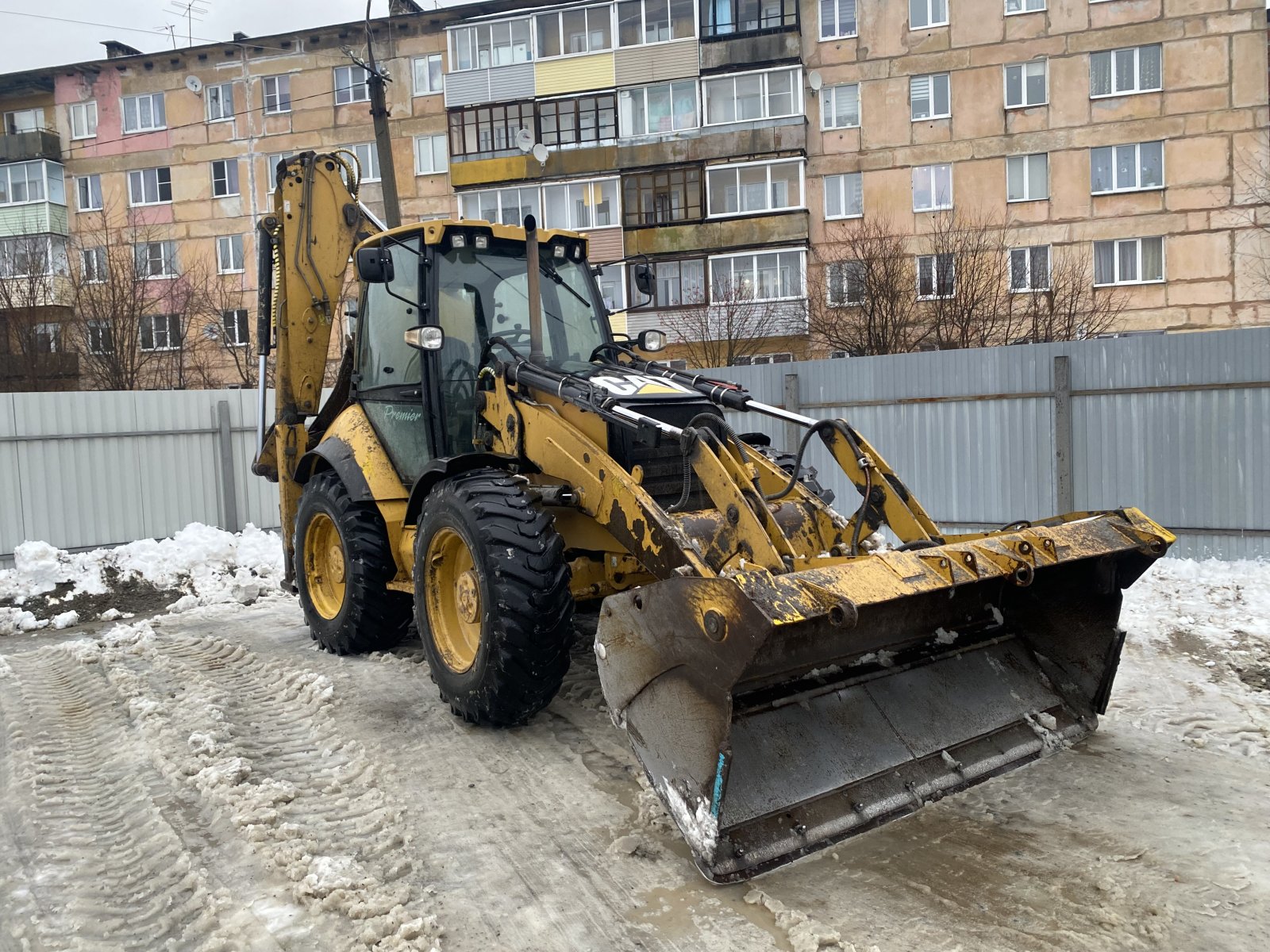 Экскаватор погрузчик. Вилы гидромолот ямобур