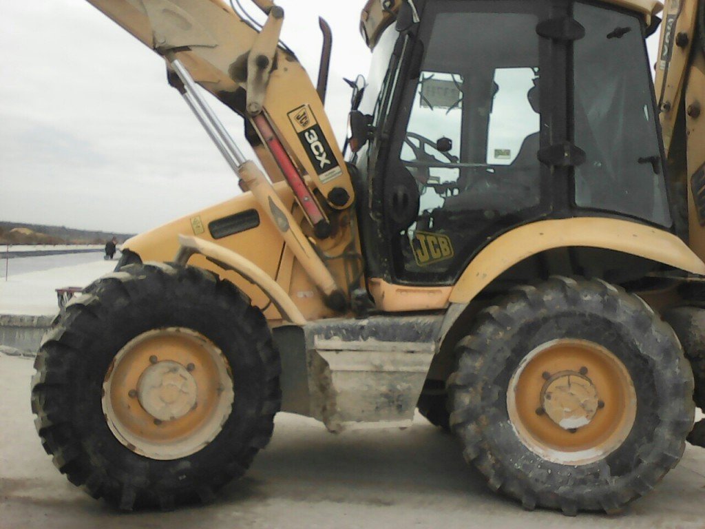 Сдам в аренду недорого экскаватор-погрузчик JCB