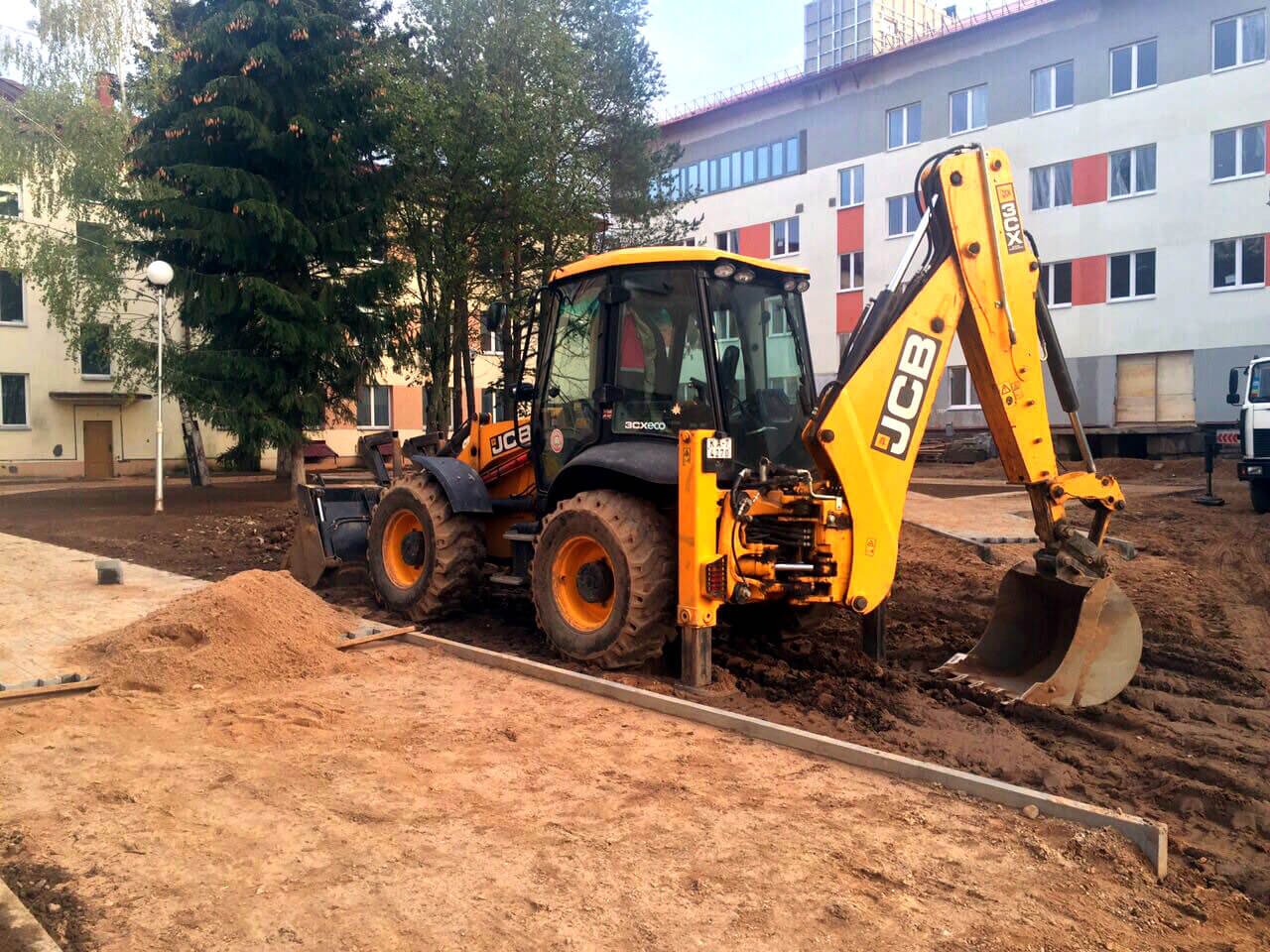 Прокат экскаватора JCB с гидромолотом и буром в СПб и области