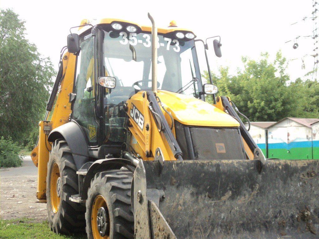 Прокат JCB 3CX для выполнения любых земляных работ