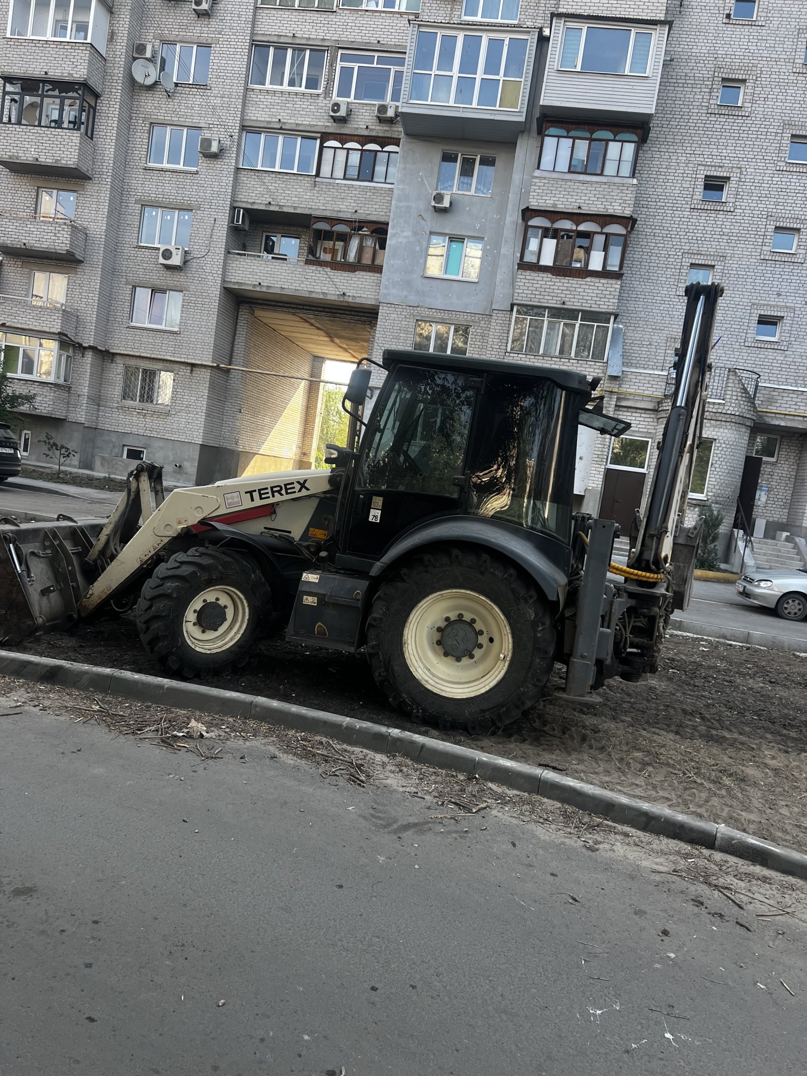 Аренда экскаватора- погрузчика Terexп