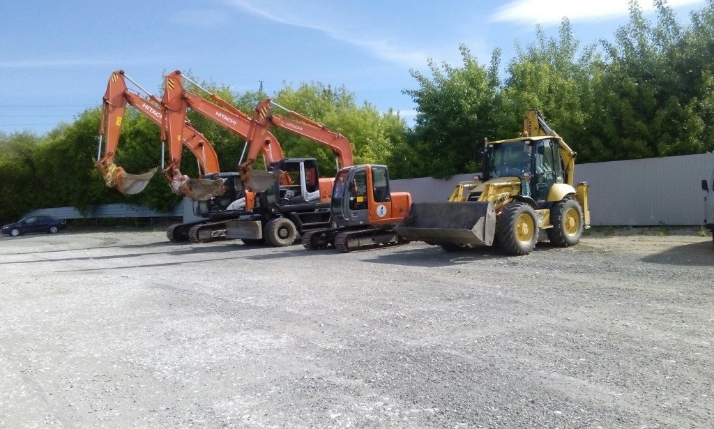 Разработка траншей на KOMATSU WB 93S для коммуникаций