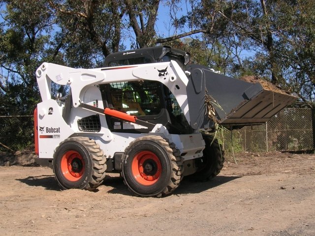 Услуги мини-погрузчика BOBCAT. Ковш, вилы, щётка